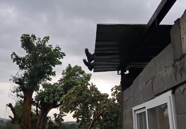Reportes de varias voladura de techos durante la tarde de este jueves .