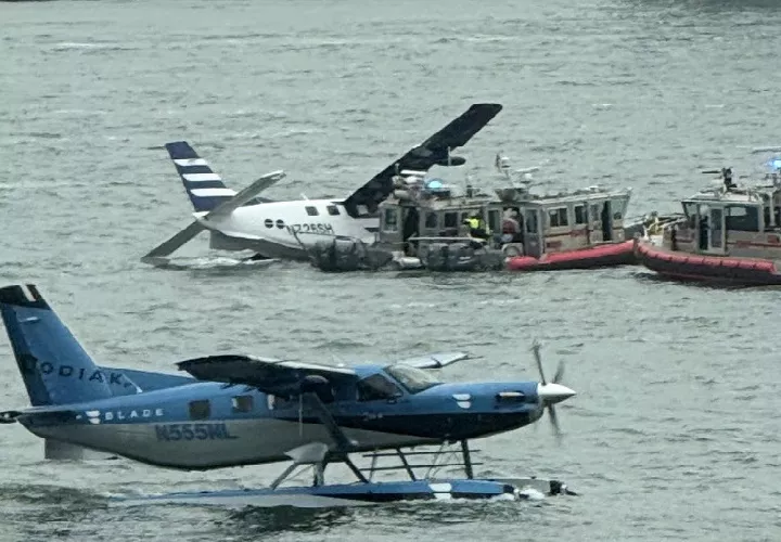 "El piloto de un hidroavión Kodiak 100 hizo un aterrizaje forzoso hoy en el East River, cerca de Brooklyn, Nueva York, sobre el mediodía hora local, haciendo que se partiera el puntal de un ala", indicó la Administración Federal de Aviación". Foto. @fl360aero