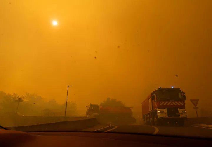 El incendio mantiene movilizados a unos 800 bomberos y que las condiciones meteorológicas continúan dificultando las labores de extinción. Foto. EFE