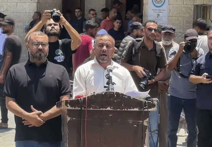  Ismail al Thawabta, director de la oficina de medios del Gobierno de Hamás en Gaza, hizo este anuncio en una rueda de prensa ofrecida en Deir al Balah (centro de Gaza), tras la que el Gobierno gazatí publicó un comunicado con los pormenores de la decisión. Foto. EFE