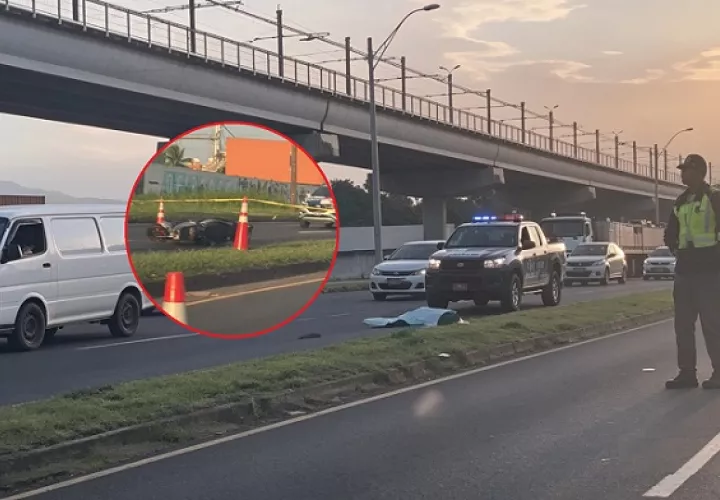 La motocicleta terminó en el carril contrario.  /  Imagen generada con IA