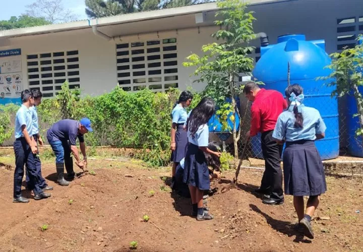 Tanto docentes como los estudiantes recibieron información indispensable para fortalecer la agricultura sostenible. Foto. Cortesía