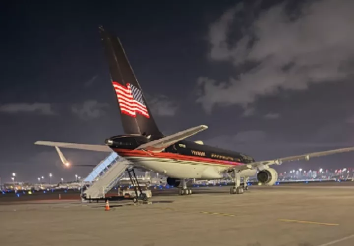 El primer avión en aterrizar en el renombrado aeropuerto fue el Trump Force One a las 05:01 horas (09:01 GMT) con uno de los hijos del presidente a bordo, Eric Trump. @erictrump