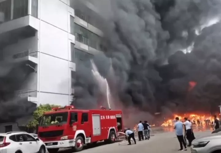 Los bomberos combatieron el incendio en una fábrica de calzados en  la provincia suroriental china de Fujian. Foto. EFE