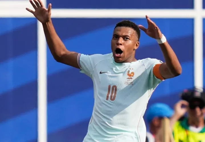 Kylian Mbappé celebra su gol anotado en el partido. 