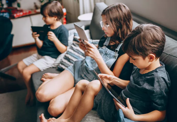 Estudio alerta que el exceso de pantallas afecta la concentración y conducta de niños en primaria. Foto: Pexels