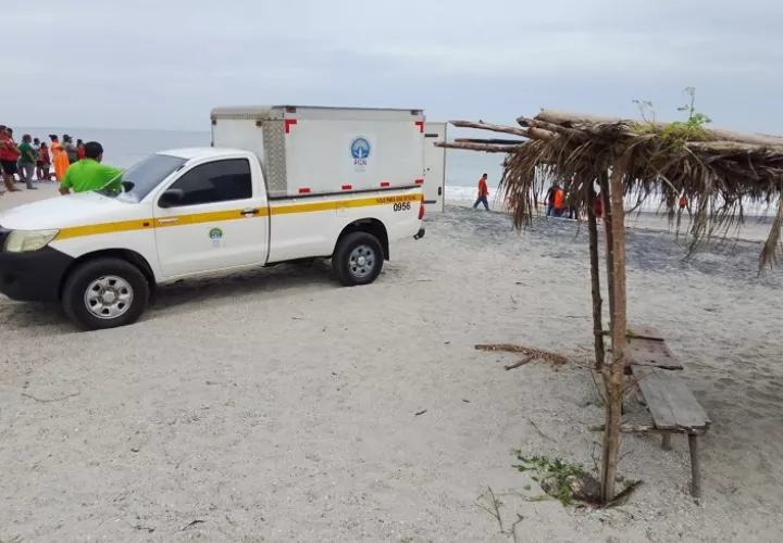 Funcionarios del Ministerio Público se presentaron a la playa para realizar las labores de levantamiento del cuerpo.  /  Foto: Foto: Eric Montenegro