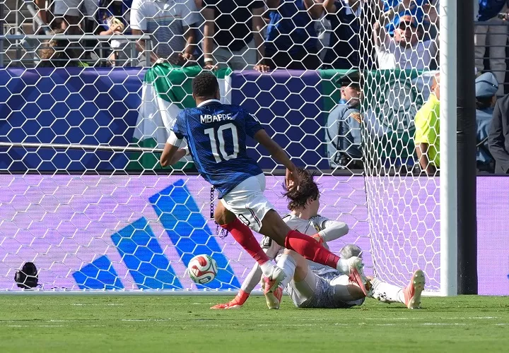 La FIFA ha optado por realizar varias ventas especiales a parte del césped del estadio MetLife. Foto. EFE