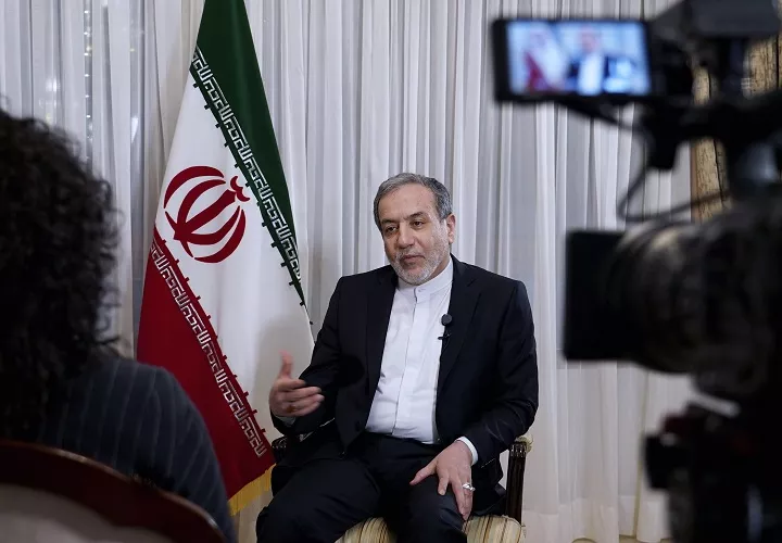 El ministro de Exteriores de Irán, Abás Araqchí, acusó a EE.U.,  de haber "violado el párrafo 9 del memorando de entendimiento" entre ambas partes, con la decisión de Washington de imponer nuevas sanciones contra el entorno del líder supremo iraní, Mojtaba Jameneí. Foto. EFE
