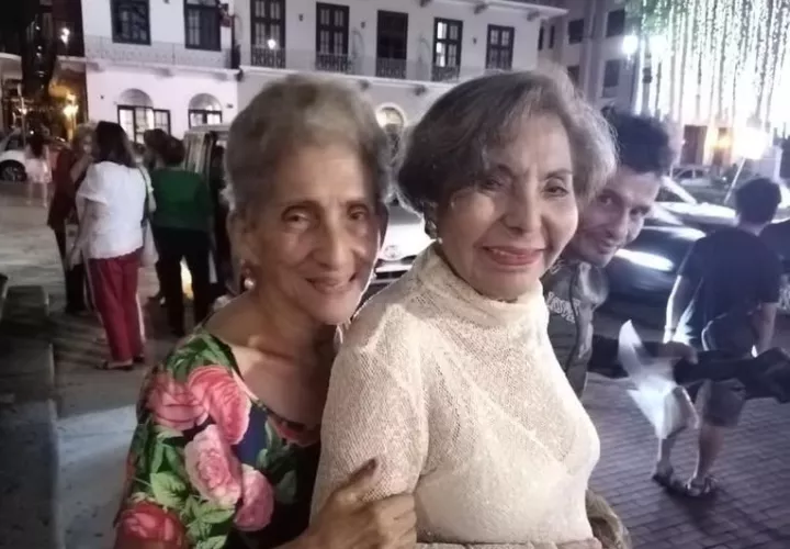 Mayín Correa, autora del homenaje, junto a su hermana, la maestra Carmen Cecilia "Cuchi", cuya vida y legado recuerda en este emotivo escrito. 