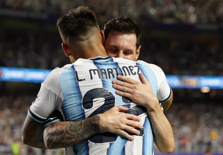 Lionel Messi (de frente) se declaró este sábado en Kansas City muy feliz por la obtención de un triunfo. Foto: EFE