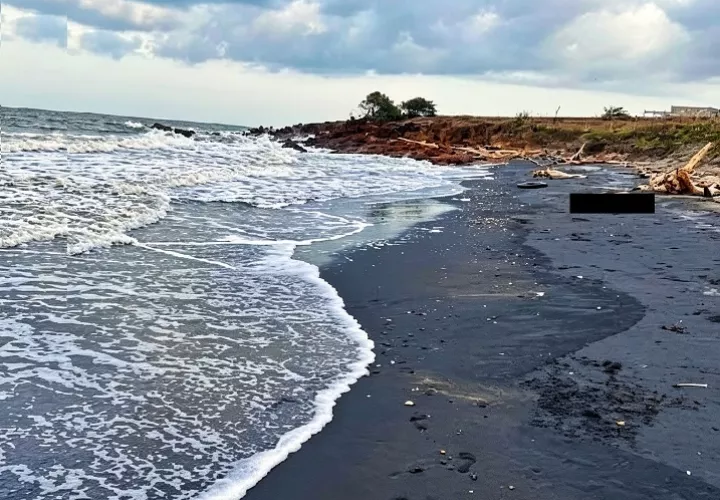 El cdáver fue ubicado en la orilla de la playa.  /  Imagen ilustrativa generada con IA