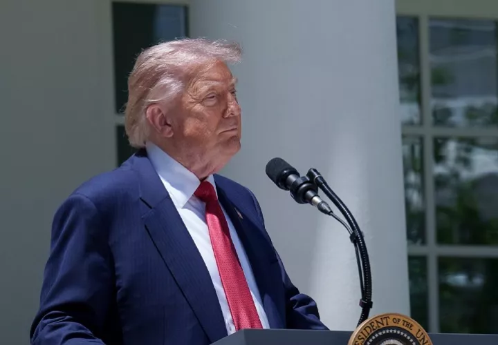 En su mensaje de este martes, Donald Trump dijo que "el estrecho de Ormuz está abierto a todo el tráfico marítimo, excepto el de Irán", a cuyo liderazgo acusó de ser "mentiroso, violento y malicioso". Foto. EFE