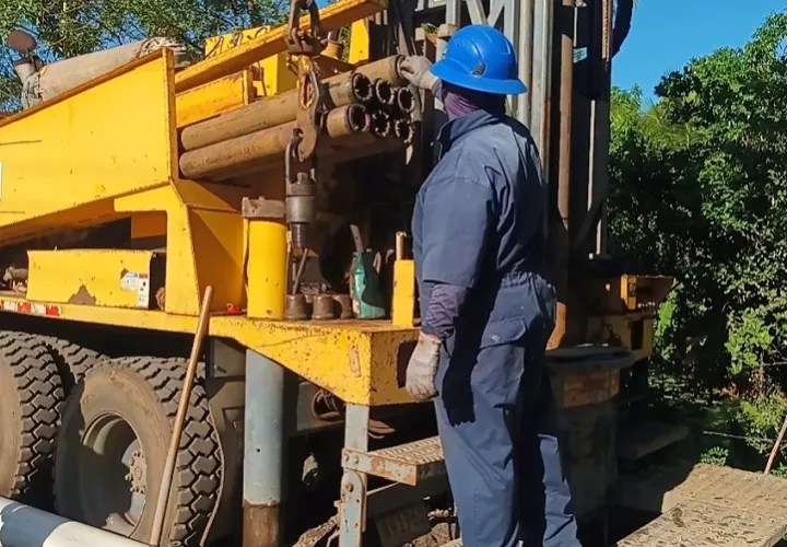 Las labores de perforación se desarrollarán durante varios días, tiempo en el que técnicos especializados realizarán los estudios necesarios para determinar el caudal y la calidad del agua antes de incorporar los nuevos pozos al sistema de distribución. Foto. Cortesía