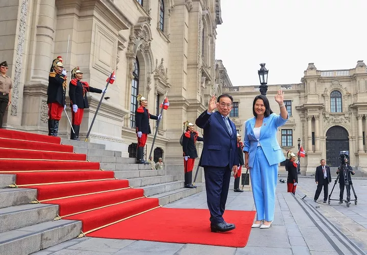 El presidente interino, José María Balcázar, recibió en la puerta de ingreso a Palacio de Gobierno, a la presidenta electa Keiko Fujomori. Foto. @presidenciaperu