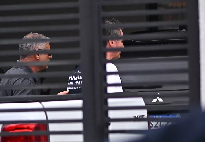 El juez Alexandre de Moraes, determinó que el expresidente Jair Bolsonaro, (2022-2019) no podrá recibir visitas sociales durante 30 días, salvo las de sus médicos, fisioterapeutas y abogados. Foto. EFE