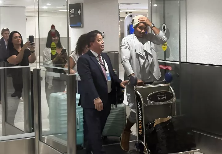 El artista plástico y opositor cubano Luis Manuel Otero Alcántara (d) llegó este sábado a Miami, tras recuperar la libertad en la isla y recibir un amparo migratorio de Estados Unidos, después de cinco años encarcelado en Cuba.  Foto. EFE