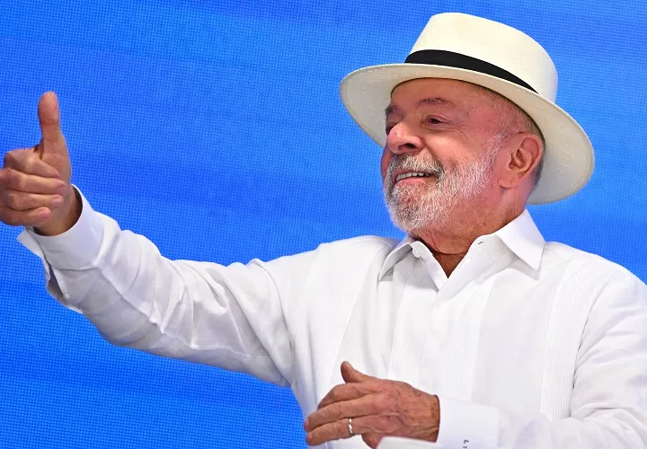  La ventaja del presidente Luiz Inácio Lula da Silva sobre su principal rival, el senador Flávio Bolsonaro, en una eventual segunda vuelta de las elecciones presidenciales de octubre próximo en Brasil aumentó desde seis puntos en junio hasta ocho en julio. Foto. EFE