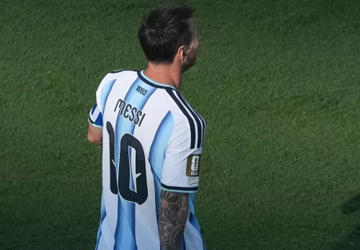 Lionel Messi se despide de los mundiales con el título logrado en Catar 2022. Foto: EFE