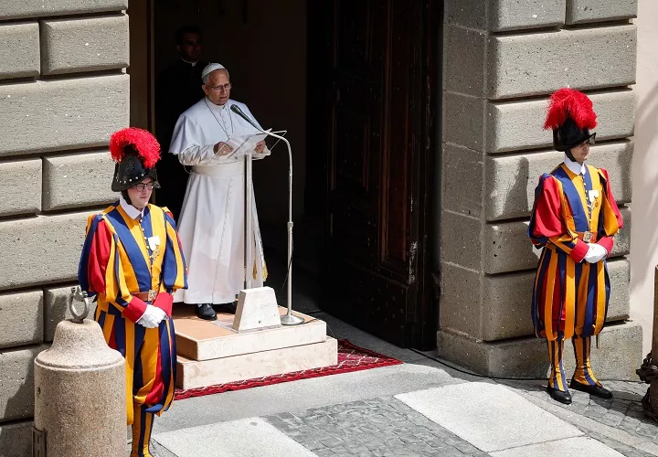 A pesar del calor los fieles se acercaron al rezo del Ángelus en Castel Gandolfo.