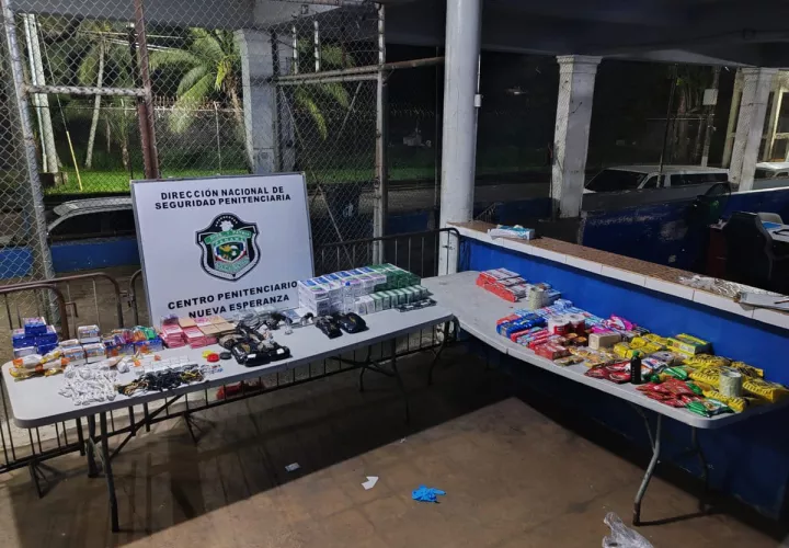 Al revisar el contenido, las autoridades encontraron armas de fuego, municiones y presuntas sustancias ilícitas
