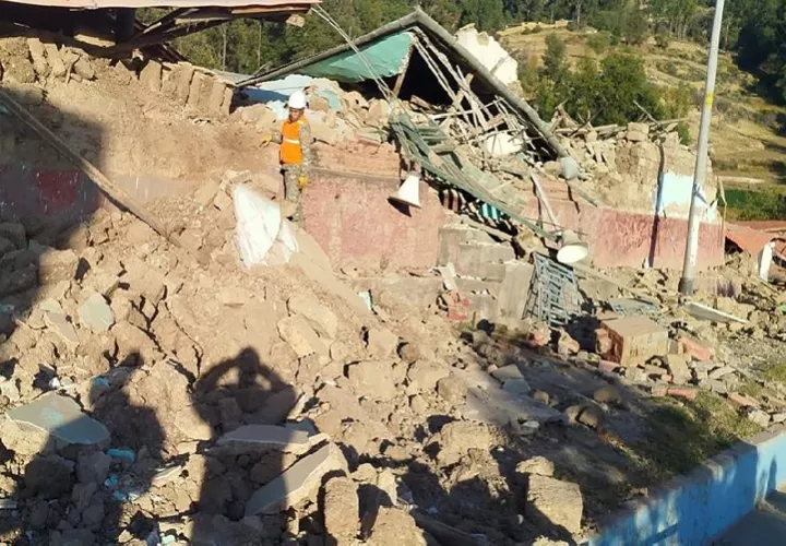 Al actualizar las cifras del impacto del movimiento, el último boletín oficial indicó que 52 viviendas fueron destruidas, 43 quedaron inhabitables, y otras 74 se vieron afectadas, así como cuatro instituciones educativas, tres establecimientos de salud. Foto. EFE