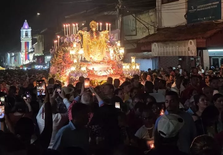 La noche del domingo se vivió uno de los momentos más emotivos de la festividad con la tradicional procesión de la imagen por las principales calles del pueblo. Foto. Thays Domínguez