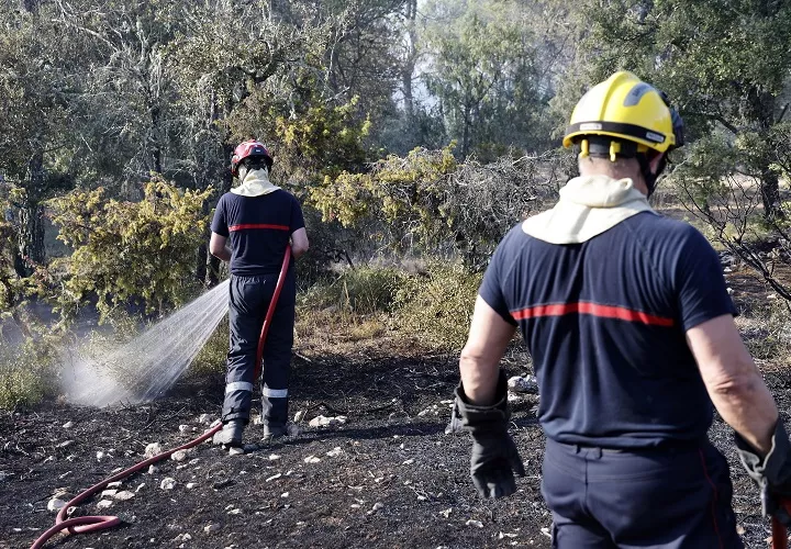 Desde el comienzo de la temporada de incendios, tres bomberos en total murieron en Francia combatiendo el fuego. Foto. EFE