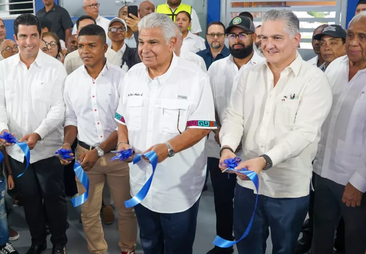 El presidente de la República, José Raúl Mulino, realiza el corte de cinta inaugural del Estadio Armando Dely Valdés. Foto: @presidenciapma