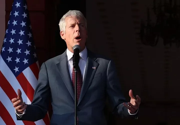 Chris Wright ha asumido además un papel clave en la ejecución de la estrategia energética de Washington hacia Venezuela, al negociar con las petroleras y supervisar el esquema de comercialización del crudo venezolano.