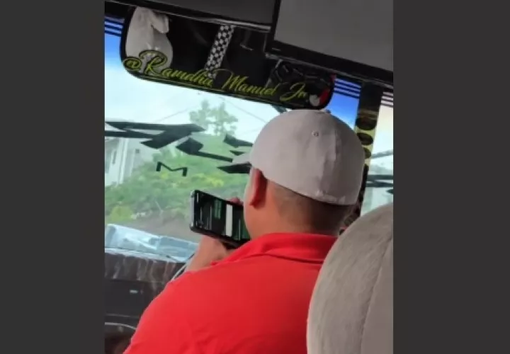 El conductor suspendido fue captado por un pasajero mientras manejaba la unidad 179, con matrícula 385289, utilizando su teléfono móvil.