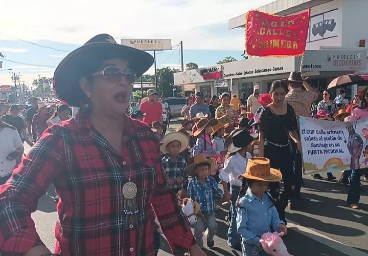 Durante la jornada, los niños lucieron con orgullo sus confecciones mientras recibían el aplauso de los asistentes, en un evento que fomenta la integración familiar y el rescate de las costumbres locales. Foto. Melquíades Vásquez