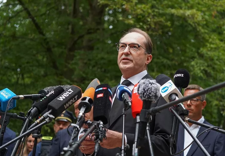 El ministro del Interior alemán, Alexander Dobrindt, durante una conferencia de prensa dio a conocer los últimos detalles sobre el incidente que dejó una víctima fatal. Foto. EFE