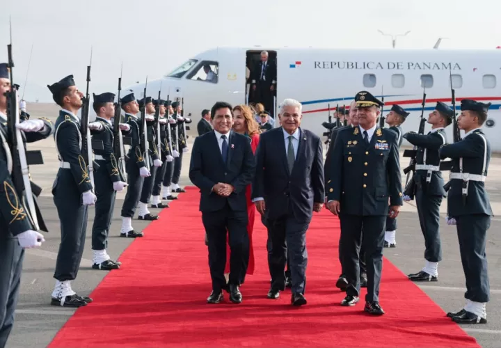 A su llegada a la capital peruana, Mulino fue recibido con honores por el ministro de Producción de Perú, César Quispe.