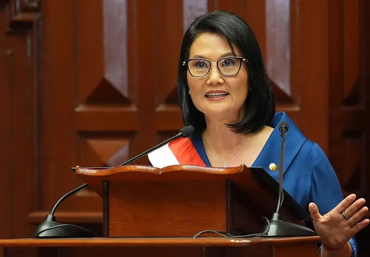 Keiko Fujimori, afirmó que recibe un país "marcado por el abandono" y "un Estado debilitado por la improvisación", con una ineficiencia estatal estimada en 40.000 millones de soles (11.750 millones de dólares) al año. Foto. EFE