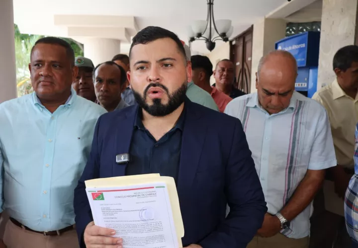 La delegación fue encabezada por el presidente del Concejo Provincial, Guillermo J. Álvarez, junto a representantes de corregimiento y alcaldes de la provincia, quienes respaldaron de manera unánime la iniciativa.