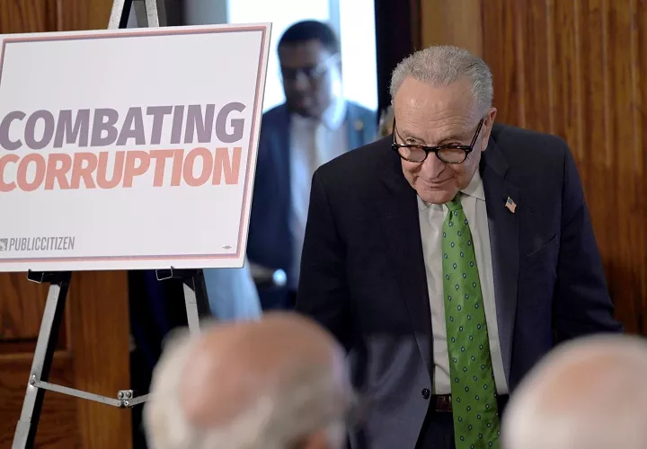El líder de la mayoría demócrata en el Senado de Estados Unidos, Chuck Schumer,  afirmó que lamentó que "las mismas prácticas de corrupción que Trump está utilizando para embolsarse miles de millones de dólares también están provocando que los estadounidenses paguen, en promedio, 3.100 dólares adicionales al año debido al aumento en el costo de vida". Foto. EFE