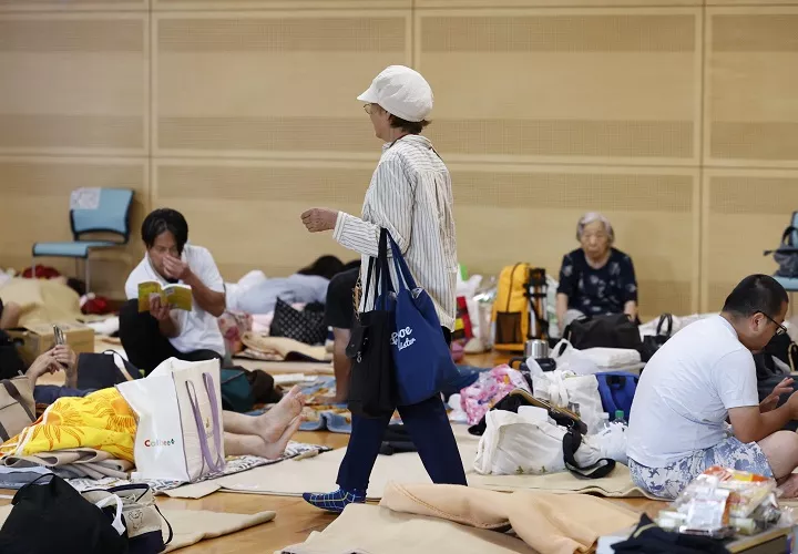 - Personas buscan alimentos y agua en zonas afectadas por el terremoto de Kumamoto, Japón. Foto. EFE