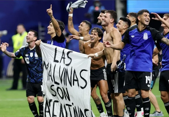 El centrocampista Giovani Lo Celso recogió la bandera y, tras leer el mensaje, la mostró hacia la tribuna junto con los defensores Lisandro Martínez y Cristian Romero, antes de dejarla desplegada sobre el terreno de juego.