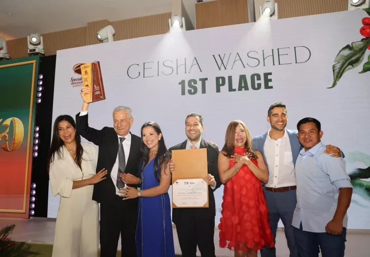 Los integrantes de Lamastus Family Estate posan tras ganar el primer lugar de Geisha Lavado con un café geisha caracterizado por ser "muy floral y muy dulce" en la competencia anual Best of Panama (BOP) este sábado, en Boquete (Panamá). EFE