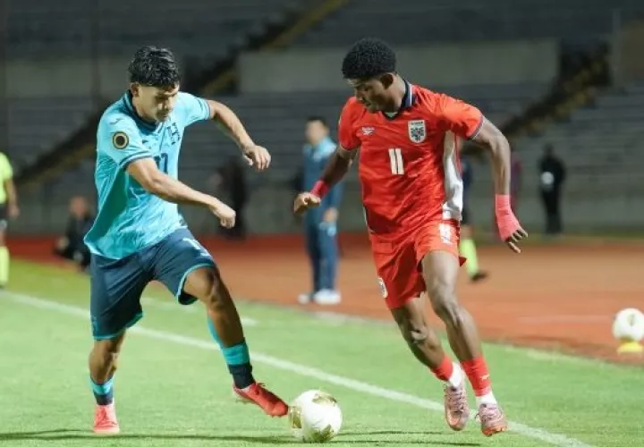 Gerson Gordon (der.) en acción durante el encuentro que sostuvo Panamá ante Honduras. Foto: FPF