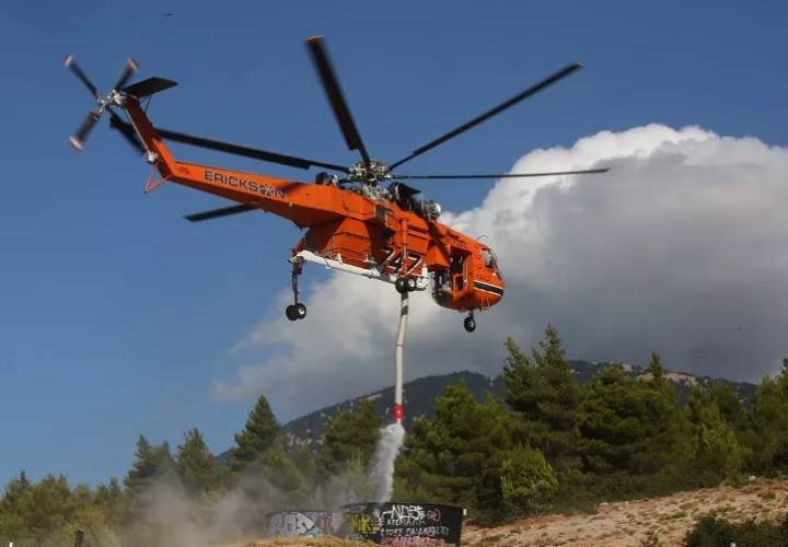 Los dos aparatos habían sido alquilados por el Cuerpo de Bomberos y habían despegado del aeropuerto militar de Elefsina, pero no se ha informado aún de si los tripulantes griegos eran miembros de las Fuerzas Aéreas, que suelen pilotar aeronaves de extinción. Foto. EFE