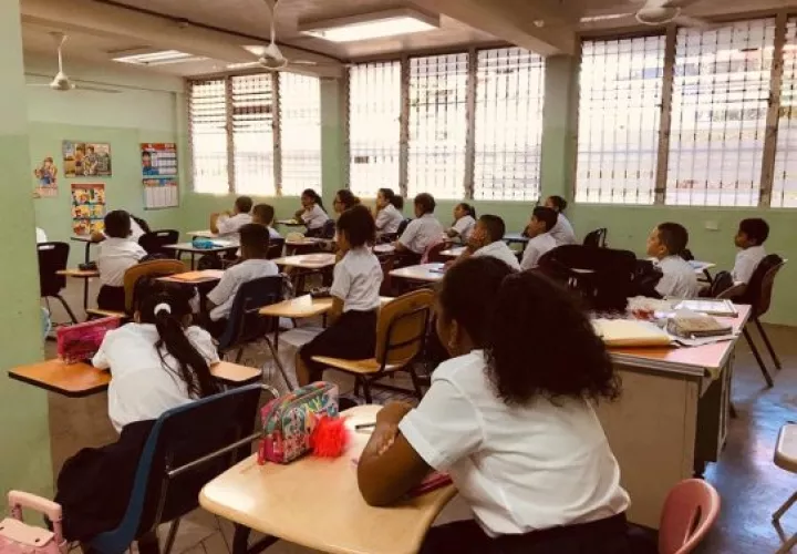 La normativa establece que el año escolar completo tendrá una duración de 44 semanas, abarcando desde el lunes 15 de febrero (fecha de la semana de organización docente) hasta el viernes 17 de diciembre de 2027.