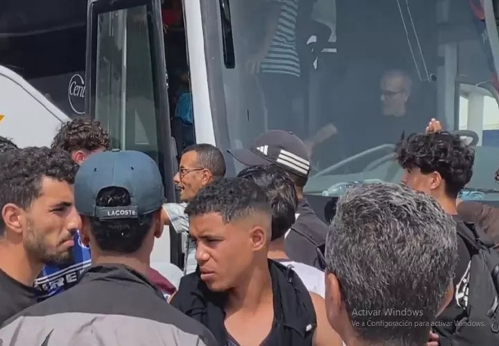 Las autoridades ceutíes cifran en al menos 88 el número de víctimas mortales que provocó la llegada masiva a nado de decenas de miles de personas entre jueves y viernes. Marruecos, por su parte, limita a once las muertes en su territorio. Foto. EFE