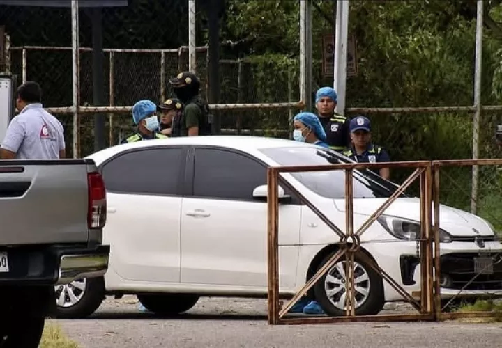 El cadáver fue abandonado dentro de un sedán rojo en los estacionamientos privados de una clínica. 