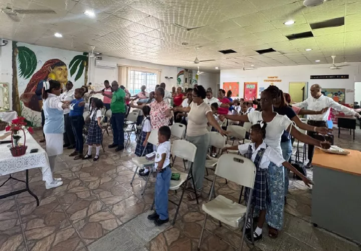 La actividad permitió compartir vivencias entre los niños y sus abuelos, resaltando el rol fundamental que desempeñan los adultos mayores dentro de la sociedad. Foto. Cortesía