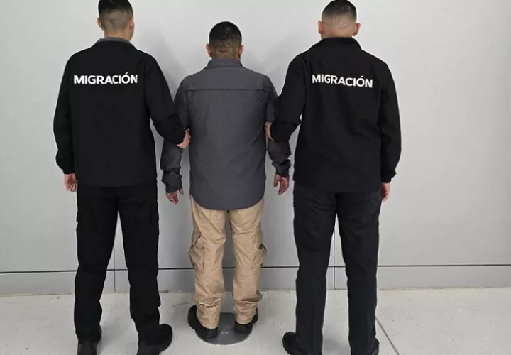 El pasajero indicó que una empresa lo había contratado para transportar el oro, desde Cali, Colombia, hacia Estambul, Turquía.  / Foto: Migracion