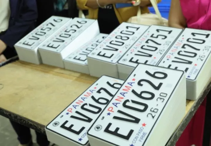 La demora en la fabricación de las nuevas placas obligó a los municipios a emitir permisos temporales mientras miles de conductores siguen esperando las láminas correspondientes al período 2026-2030.