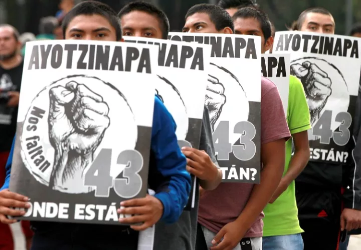 La noche del 26 de septiembre de 2014, 43 estudiantes de la Escuela Rural de Ayotzinapa desaparecieron mientras se dirigían a Ciudad de México para manifestarse por el aniversario de la matanza de Tlatelolco. Foto. EFE
