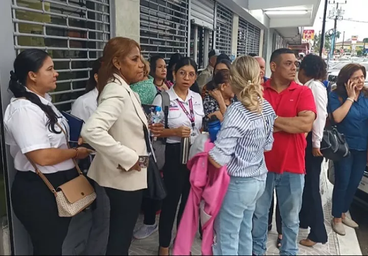 Mientras el tribunal delibera, familiares, amigos de la víctima y ciudadanos permanecen a la expectativa del veredicto.  /  Foto: Melquiades Vásquez